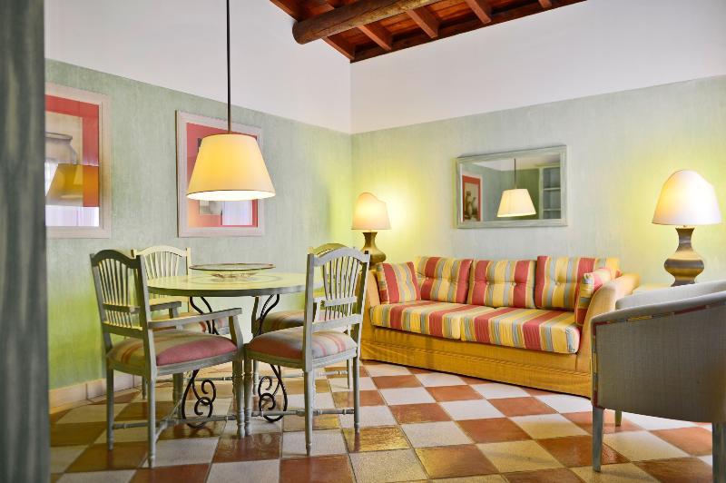 Pestana Vila Sol - Vilamoura Premium Golf Resort Luaran gambar A living room in a typical apartment
