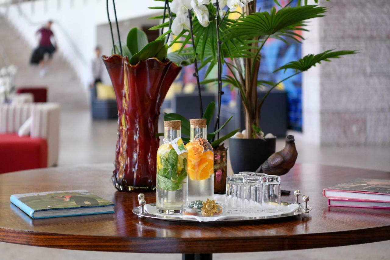 Pestana Vila Sol - Vilamoura Premium Golf Resort Luaran gambar A bottle of infused water