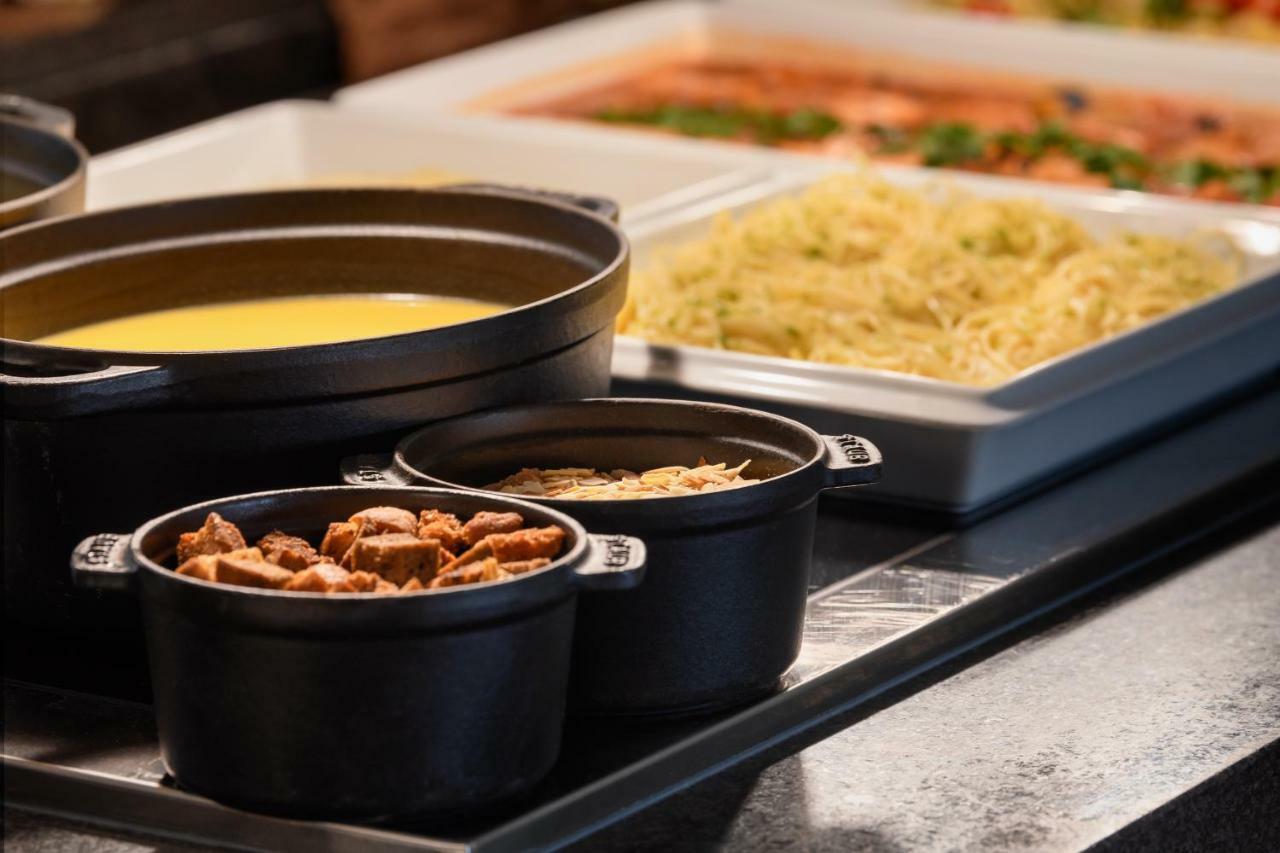 Pestana Vila Sol - Vilamoura Premium Golf Resort Luaran gambar A selection of food at a buffet